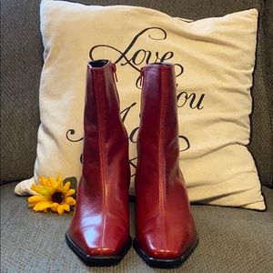 Gorgeous Etienne Aigner leather ankle boots